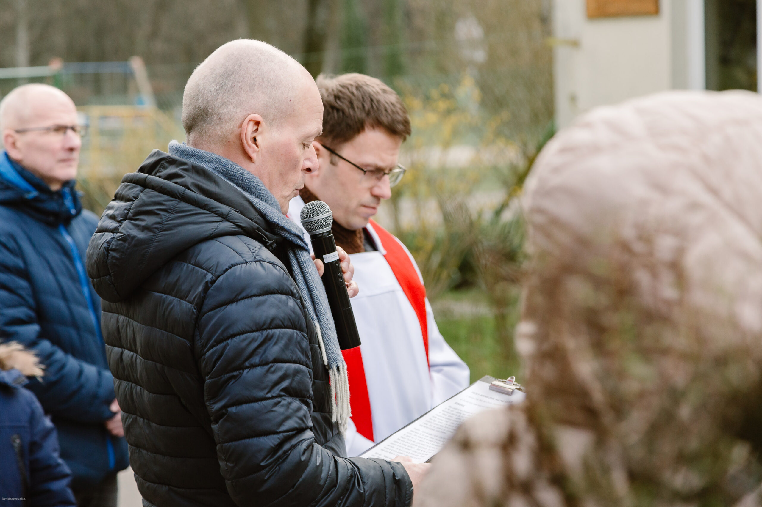 Rozważania czyta dyrektor Wojciech Święcicki.
