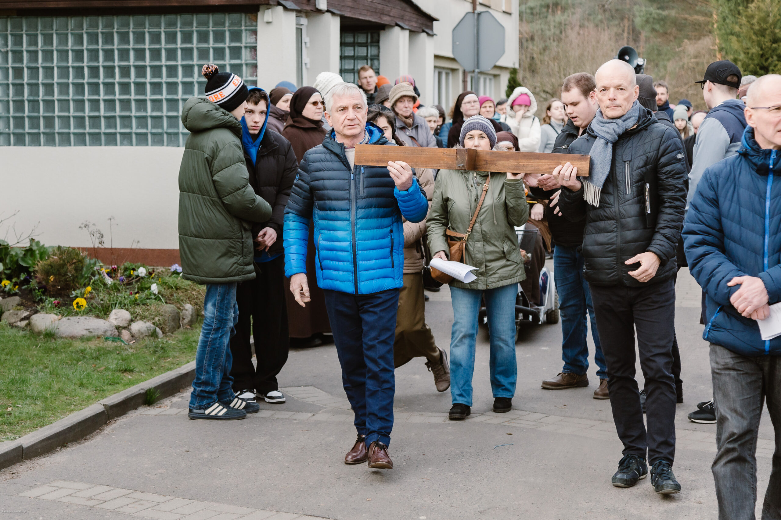 Krzyż niosą pracownicy Domu św. Maksymiliana.