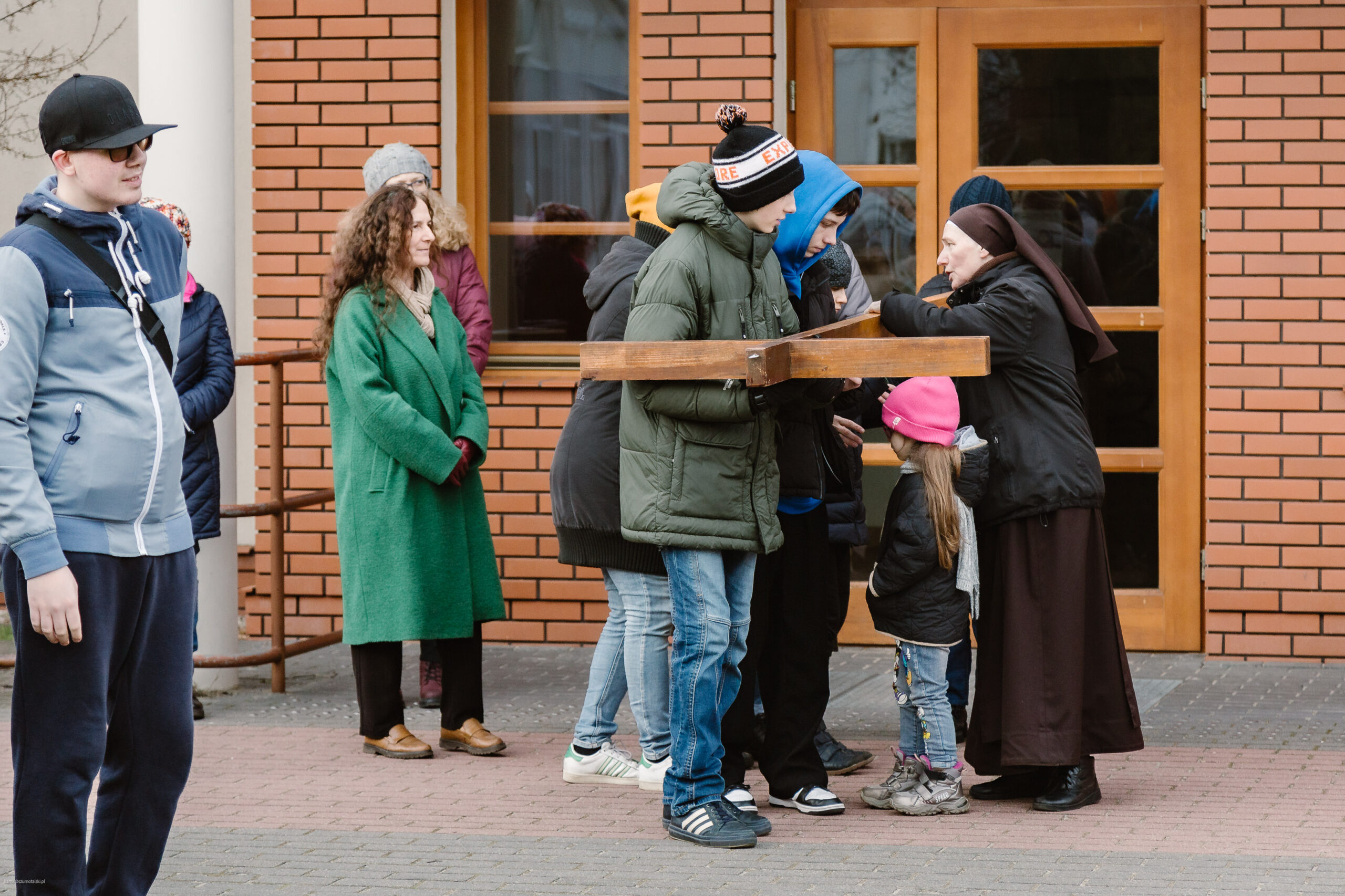 Krzyż niosą uczniowie szkoły podstawowej i przedszkolaki.
