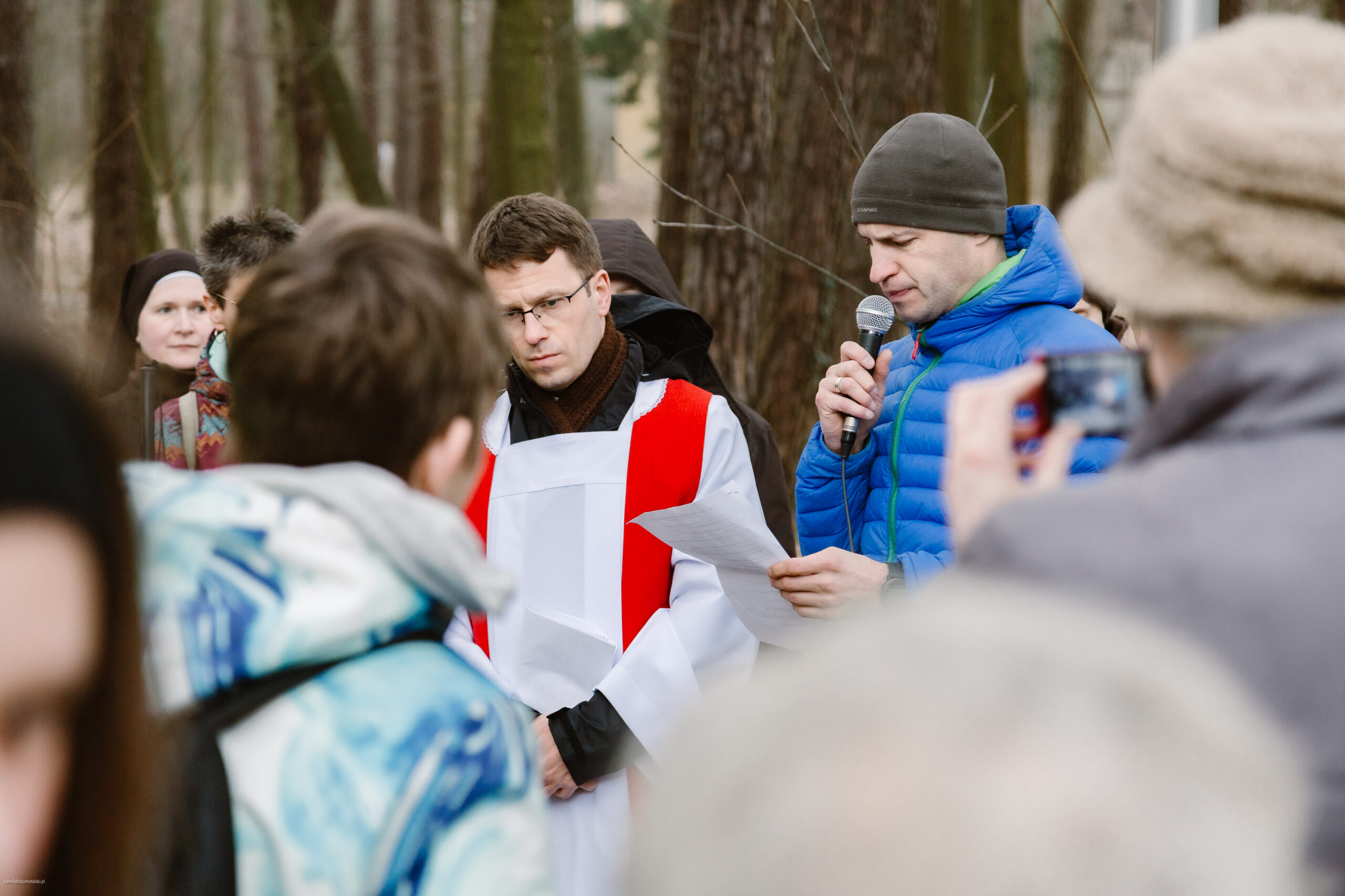 Rozważania czyta pracownik działu lekarskiego.