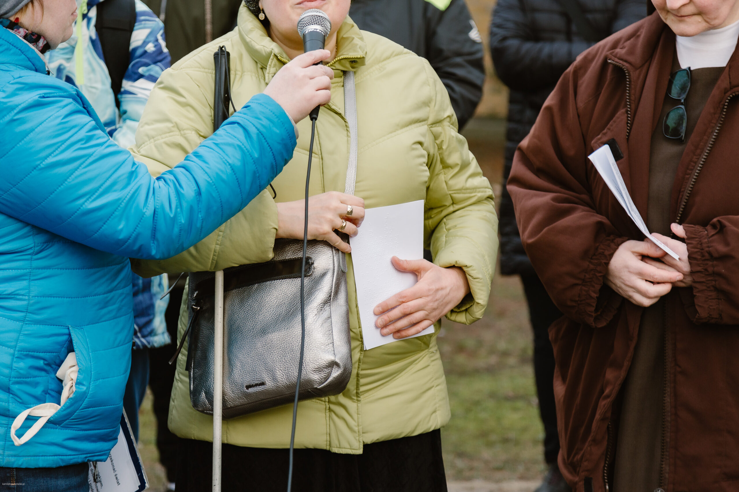 Rozważania czyta brajlem jedna z niewidomych uczestniczek.