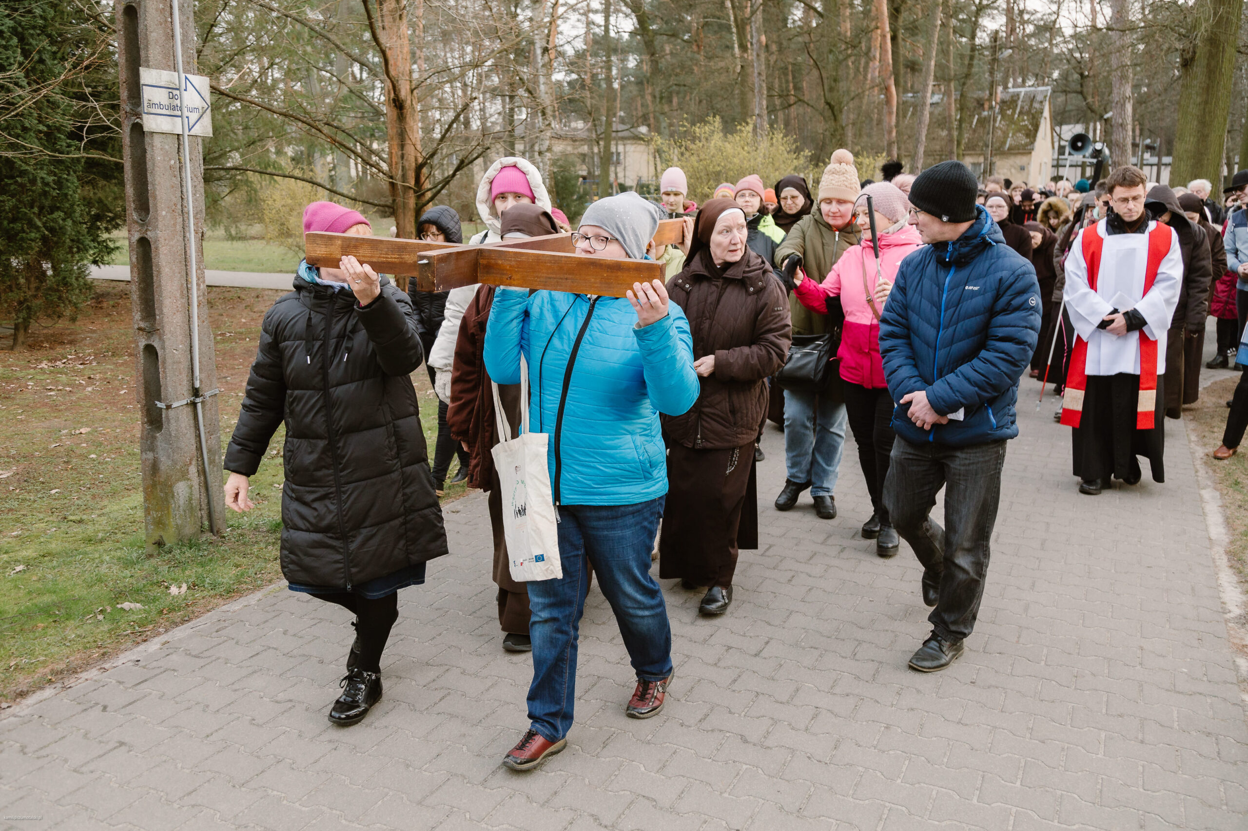 Krzyż niosą pracownicy działu tyflologii.