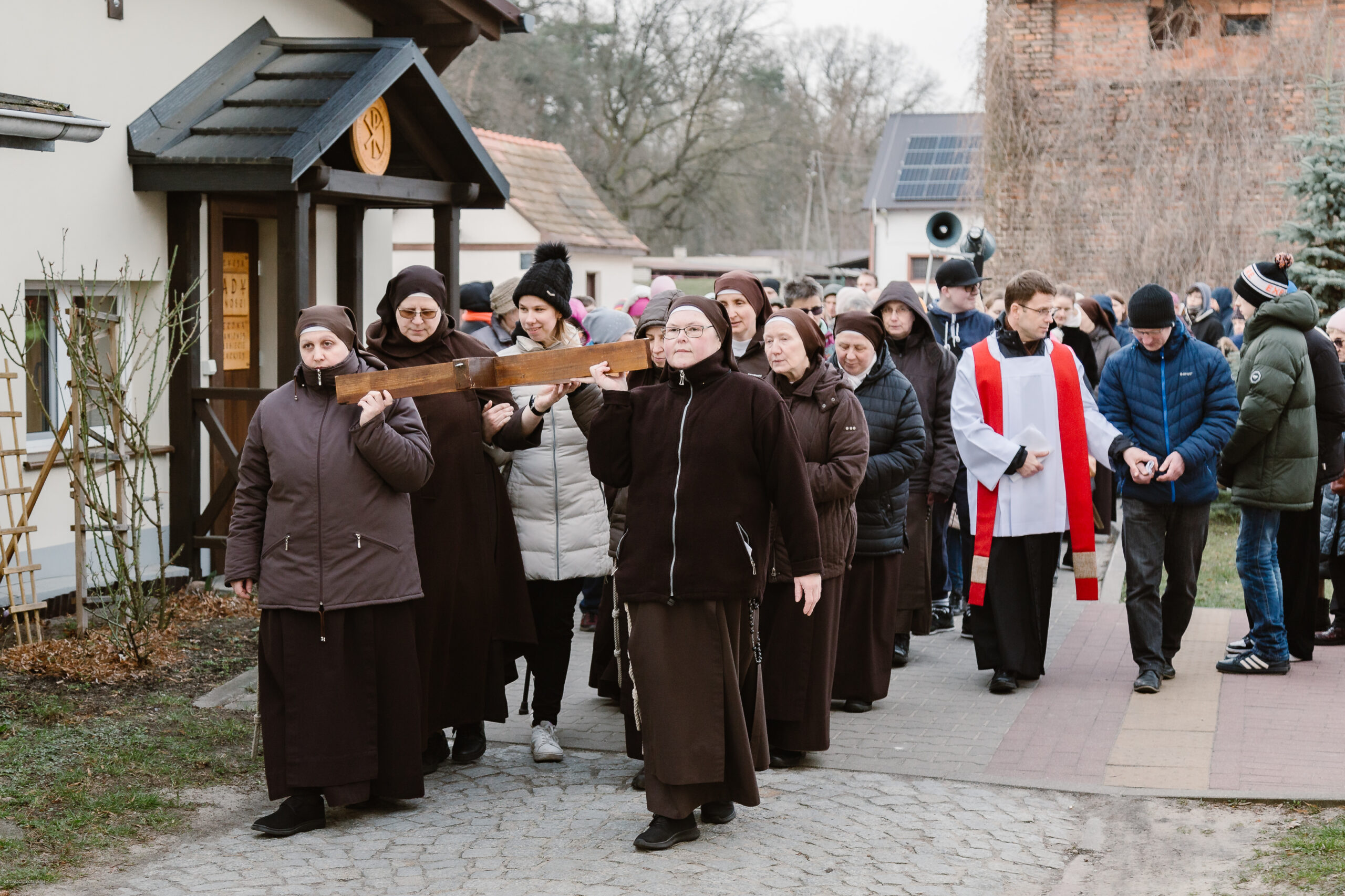 Krzyż niosą siostry franciszkanki.
