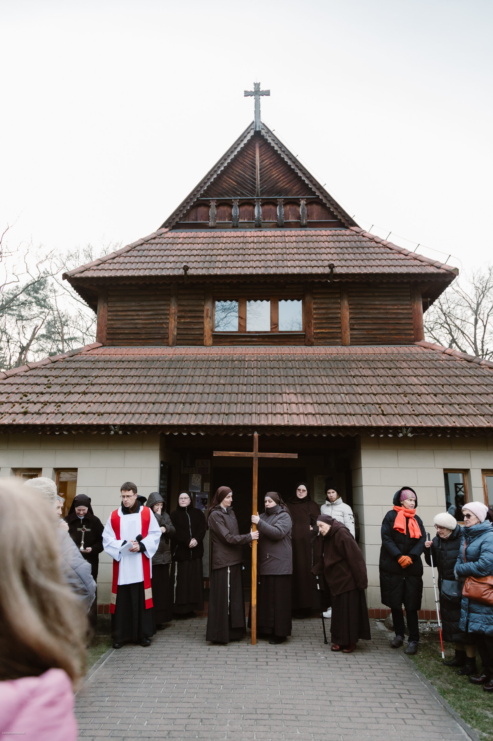 Zakończenie drogi krzyżowej przed kaplicą.
