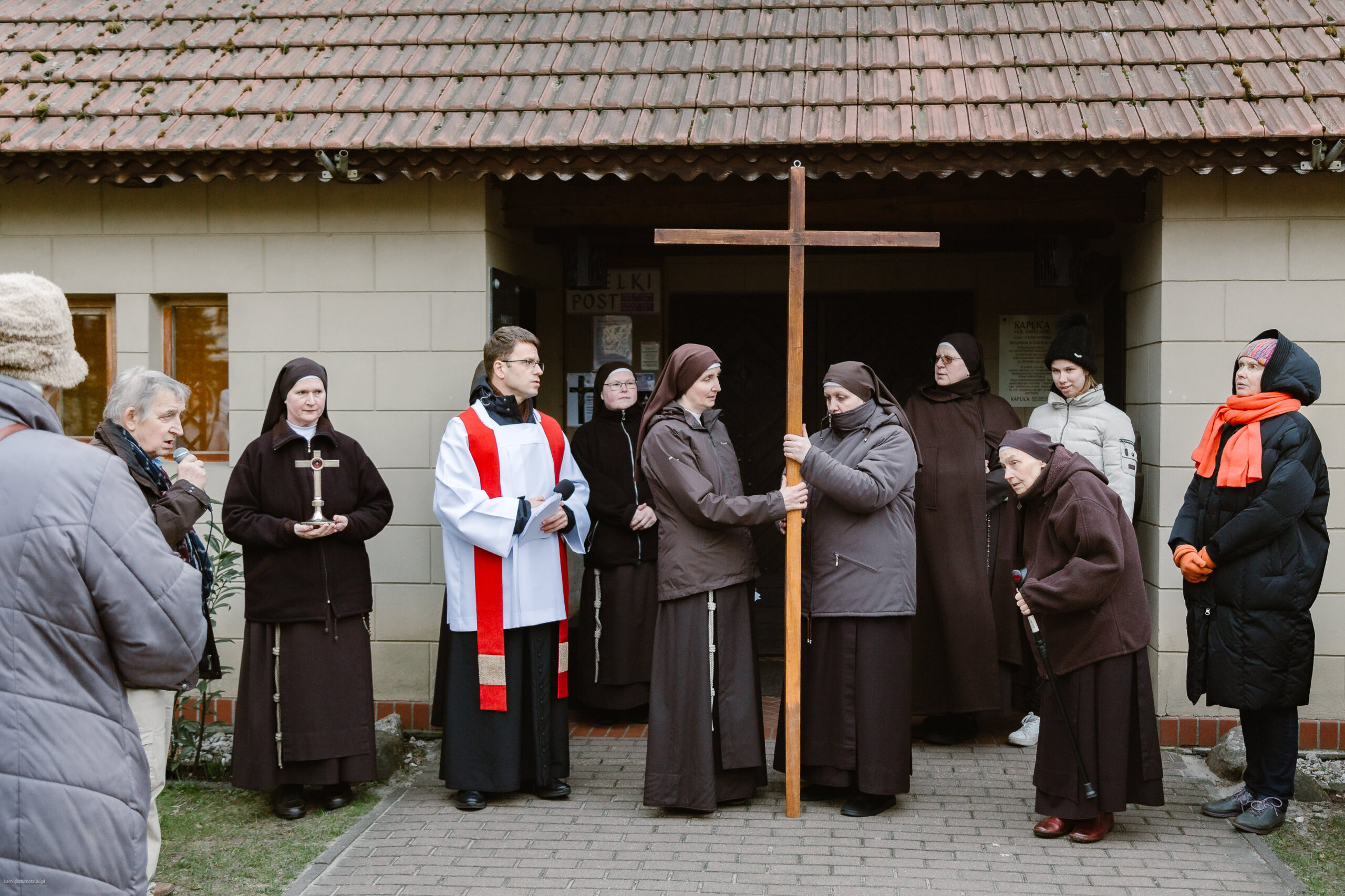 Zakończenie drogi krzyżowej przed kaplicą.
