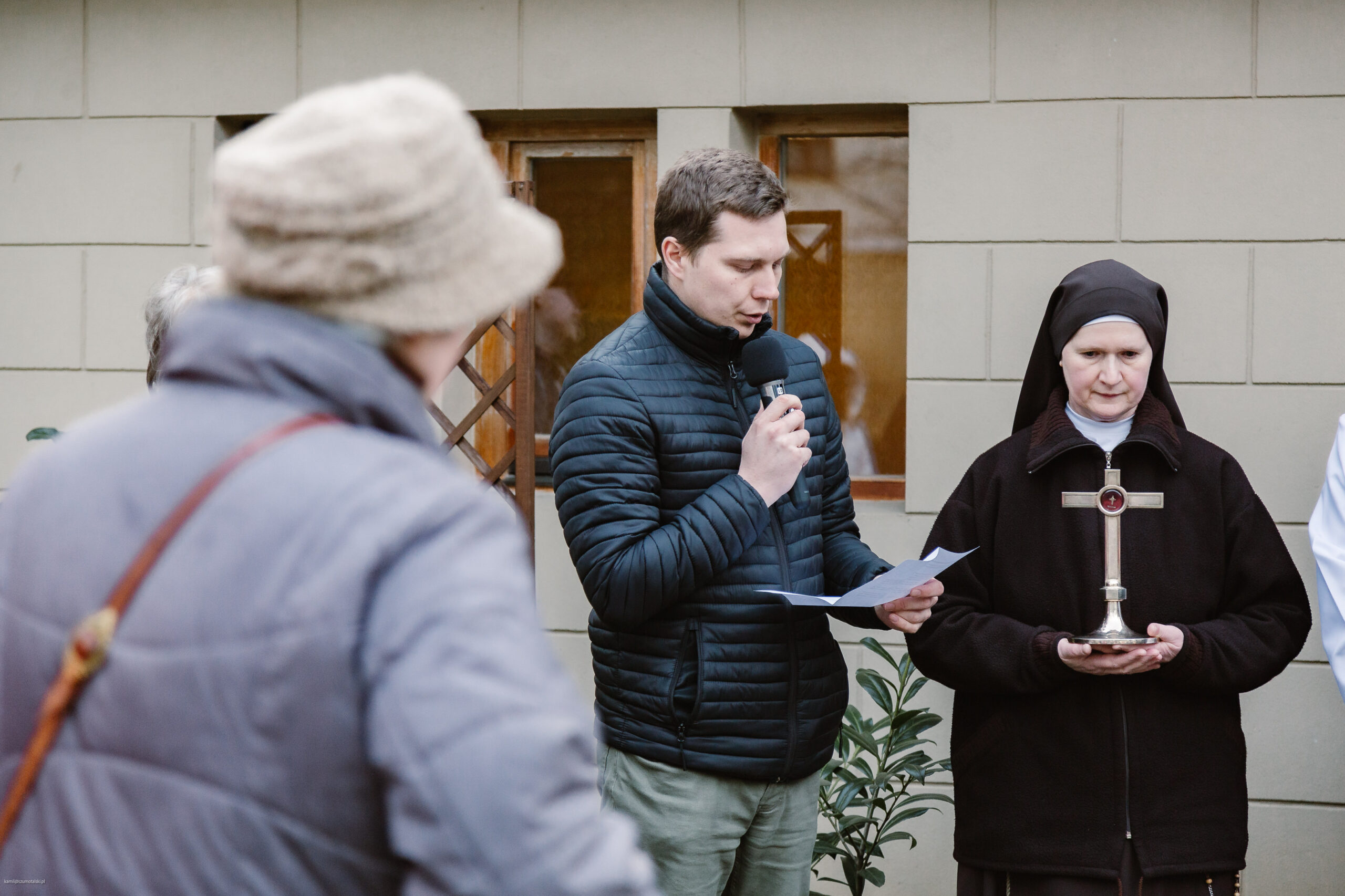 Ostatnie rozważania przed kaplicą.