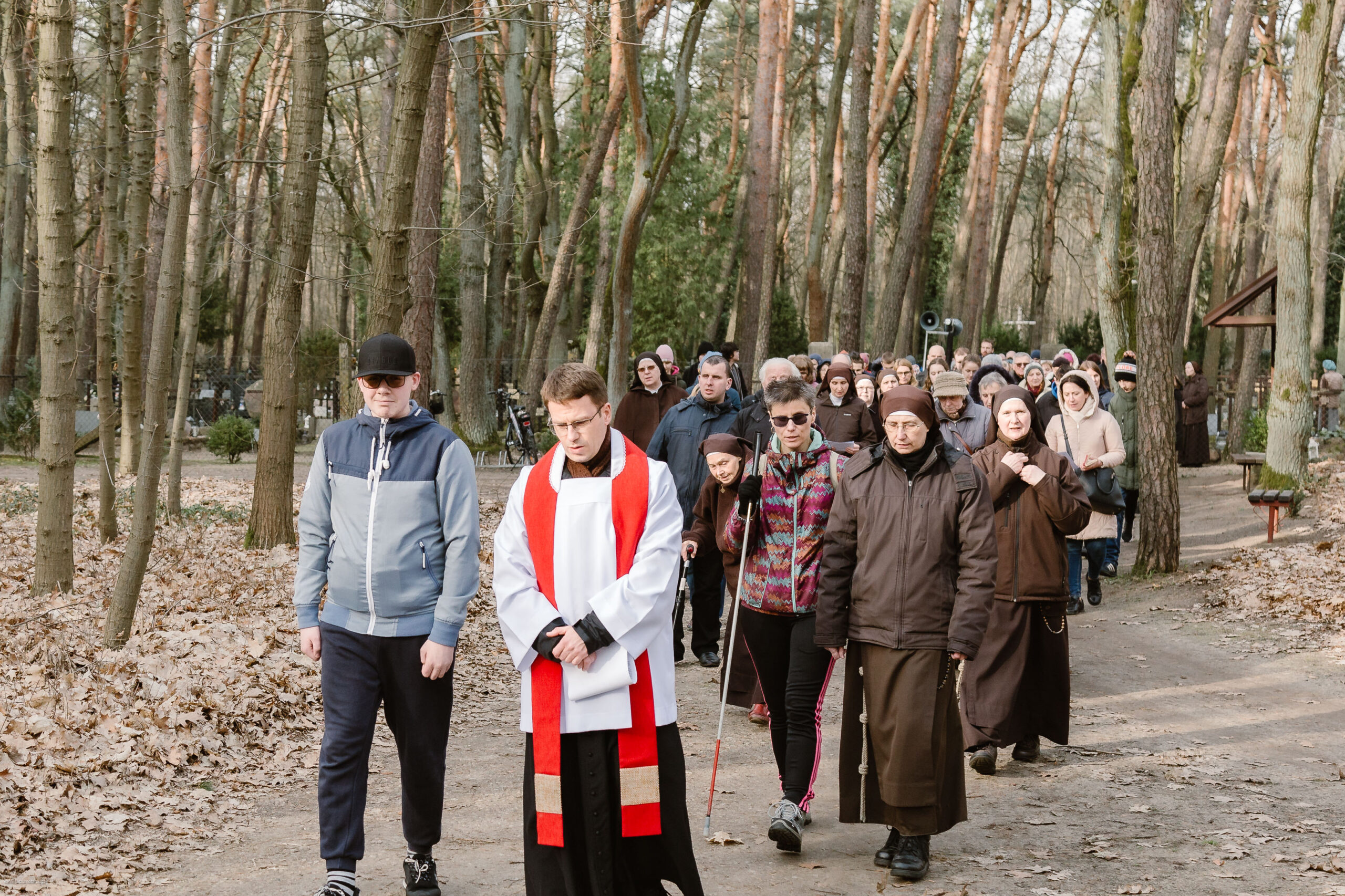 Uczestnicy drogi krzyżowej.