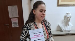 Amina prezentuje dyplom.