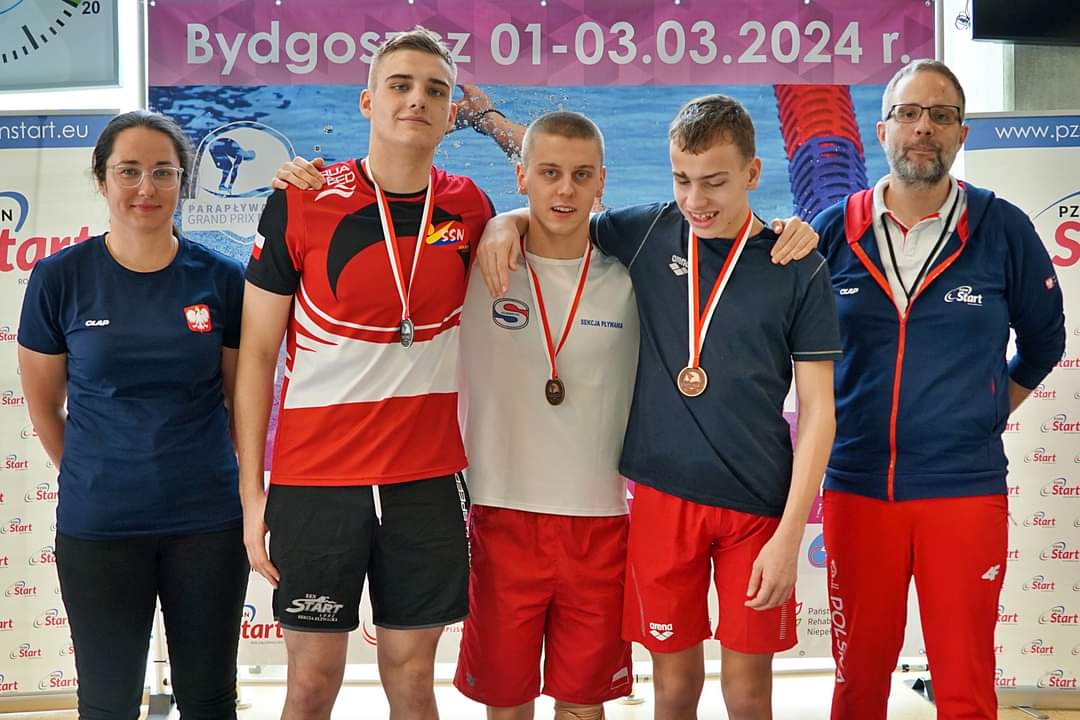 Alex z zawodnikami na podium jednej z konkurencji.