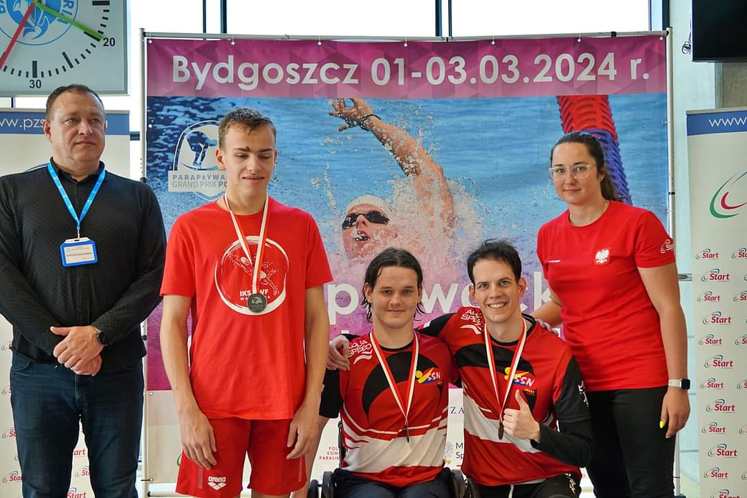 Alex z zawodnikami na podium jednej z konkurencji.