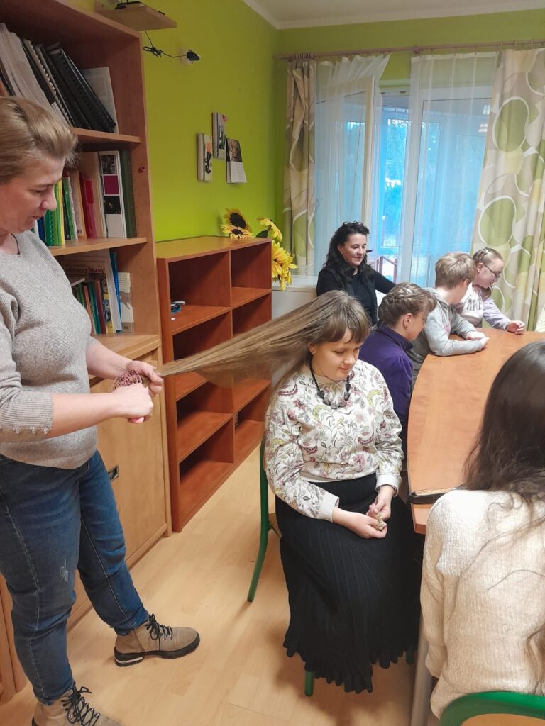 Anastazja w trakcie zabiegów fryzjerskich