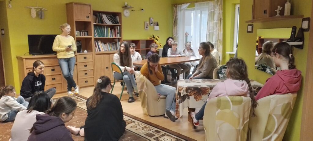 Dziewczęta na spotkaniu z panią Anetą