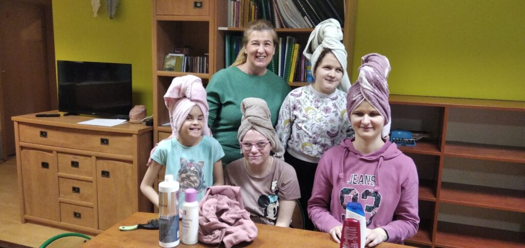 Dziewczęta z umytymi głowami w turbanach