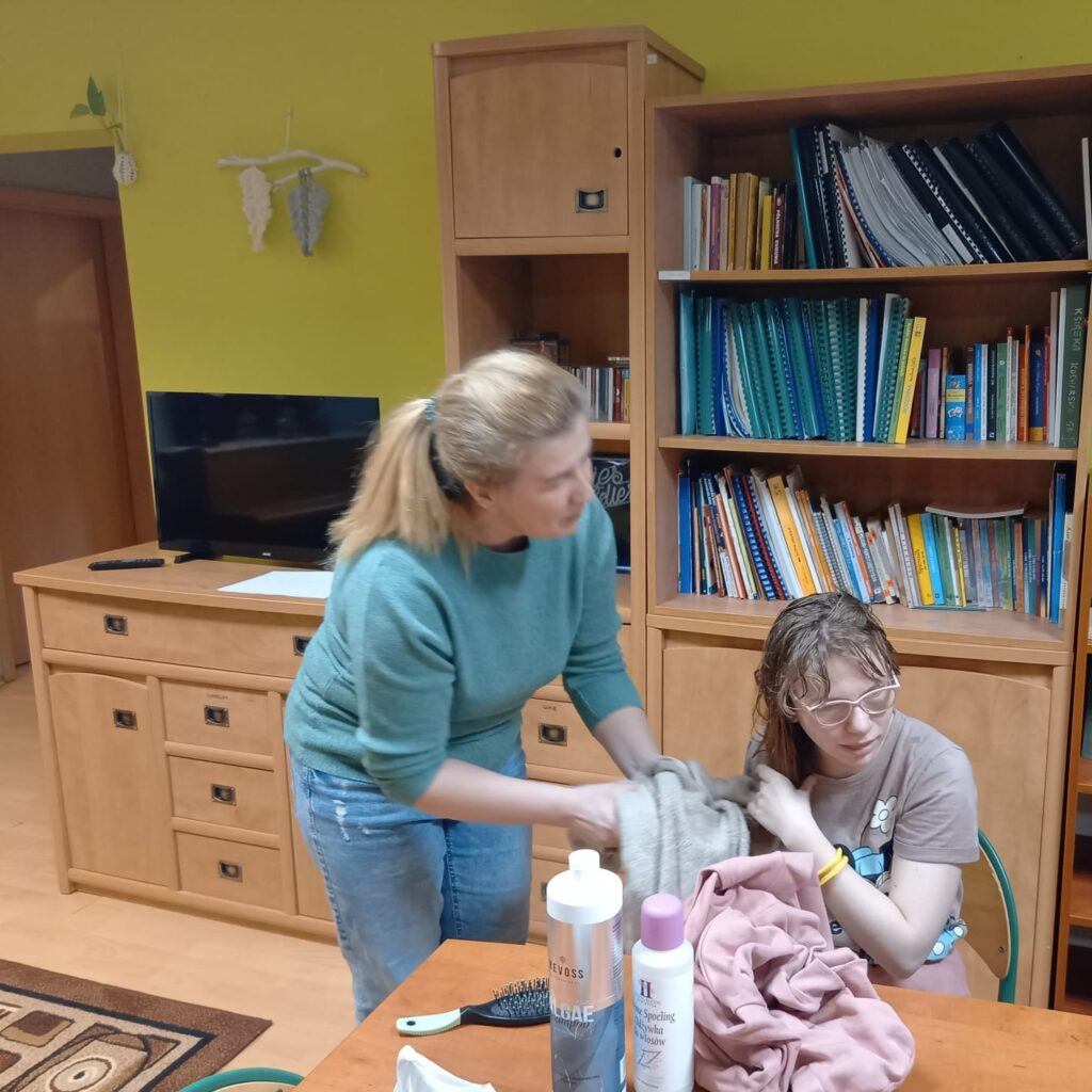 Pani Aneta zajmuje się włosami Julii