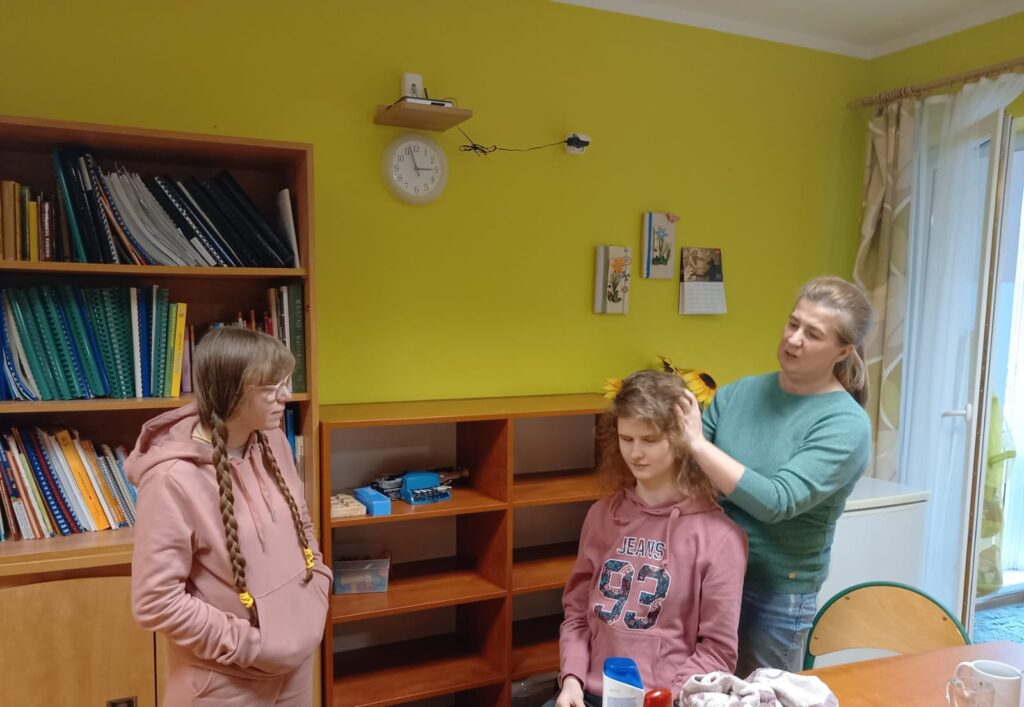 Pani Aneta układa włosy Pauliny
