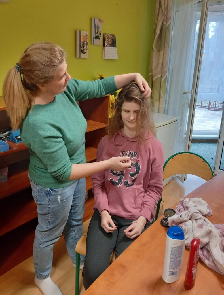 Paulina podczas zajęć pielęgnacyjnych