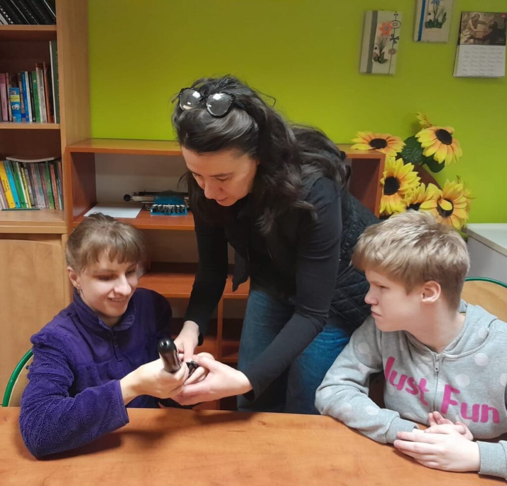 Pani Agnieszka podczas pokazu lokówki Ałanie