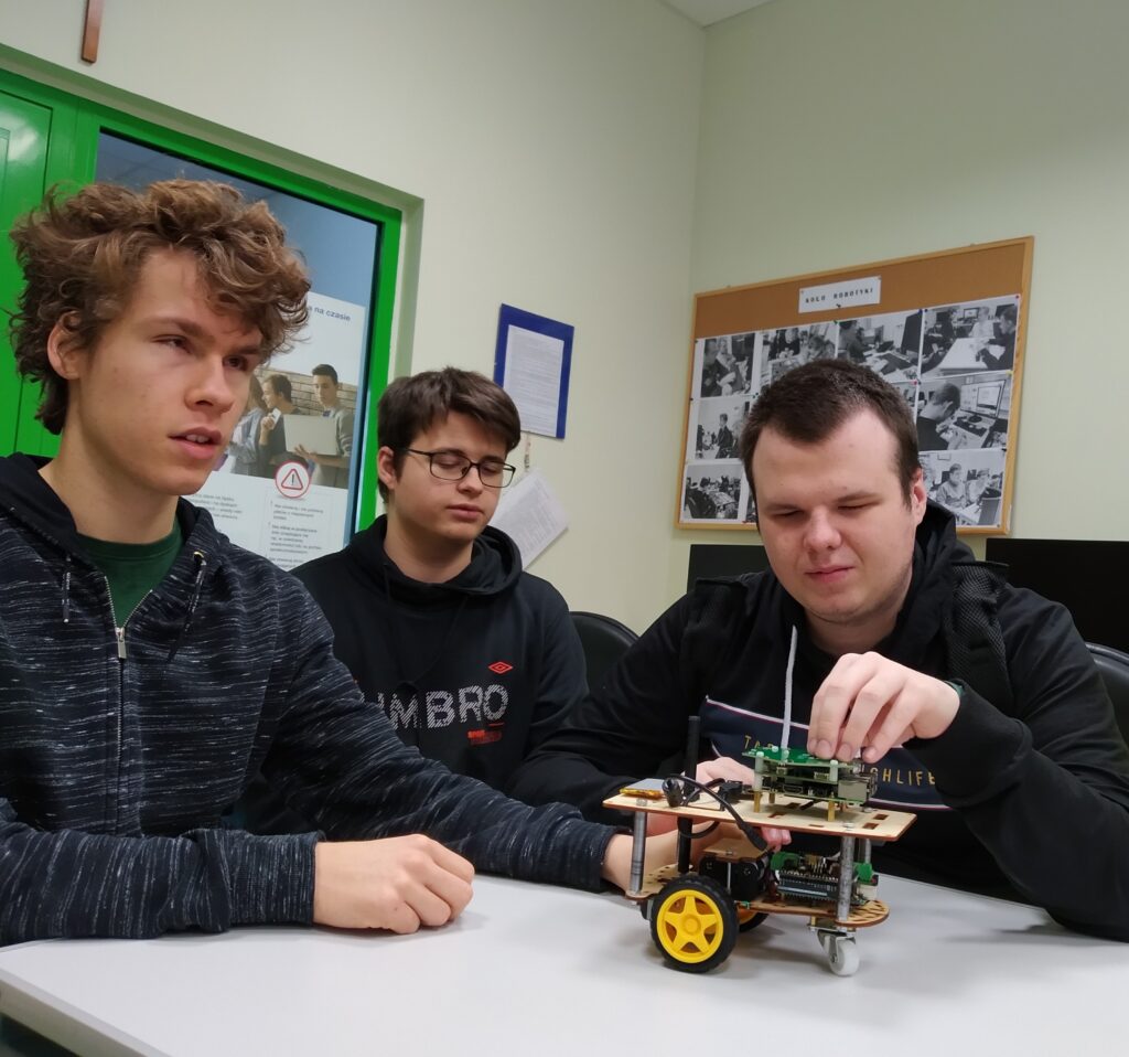 Klaudiusz, Adam i Maciek ze swoim robotem.