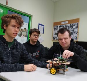 Klaudiusz, Adam i Maciek ze swoim robotem.