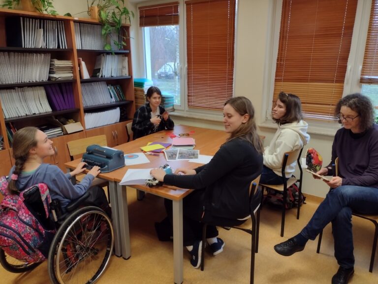 Grupa warsztatowa w trakcie prac.