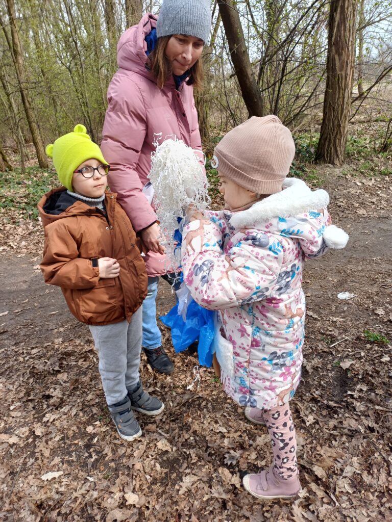 Przedszkolaki z Panią oglądają Panią Zimę.