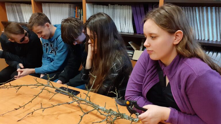 Prowadzący projekt siedzą przy biurku.