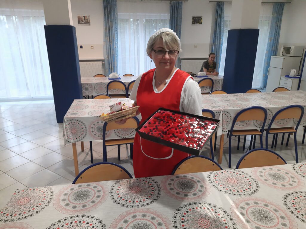 Pani Bożena obdarowana prezentami