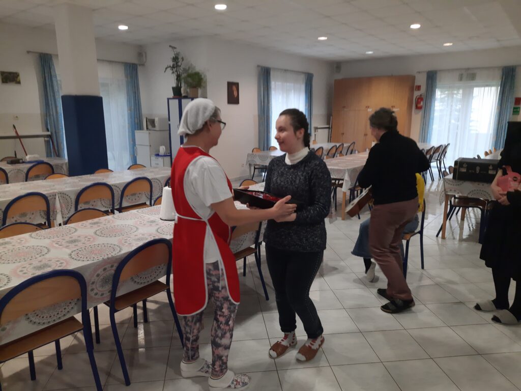 Julia wręcza ciasto Pani Bożenie