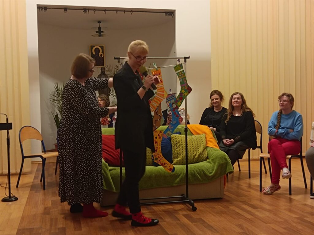 Panie Edyta i Basia prezentują skarpety wykonane przez poszczególne  grupy