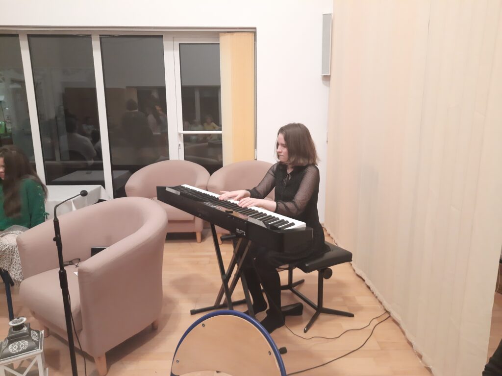 Ola  w trakcie występu  gra na keyboardzie