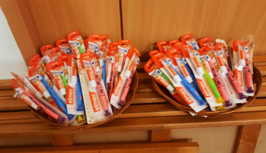 Koszyki z pastami  i szczoteczkami do zębów