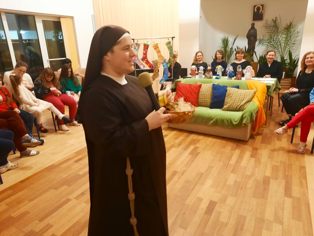 Siostra Marta rozdaje skarpetniki