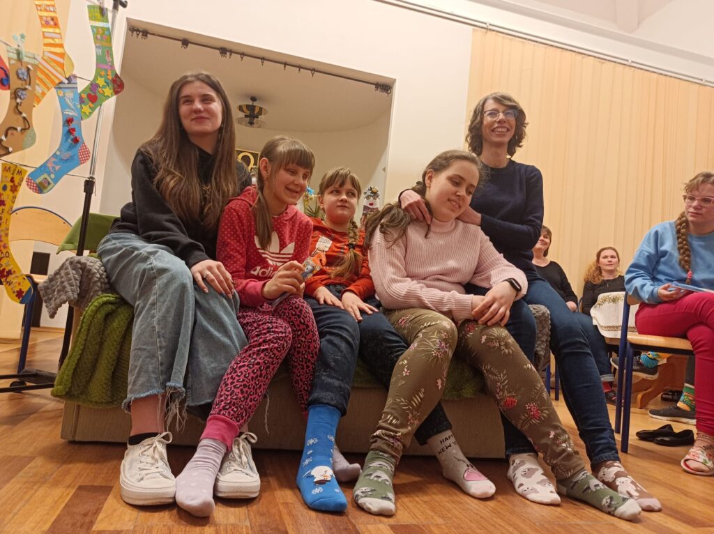 Pani Ewa z dziewczętami z Grupy III