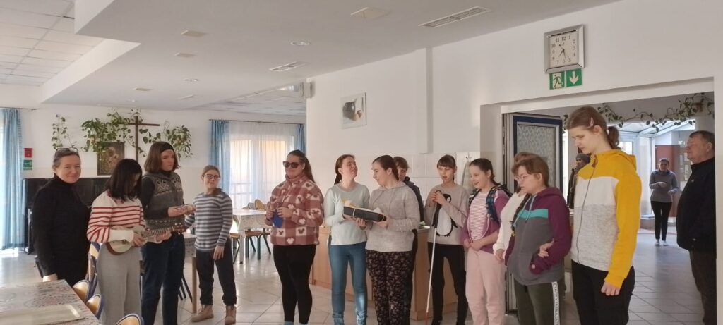 Dziewczęta z grupy V z panią Agatą oraz inne wychowanki Internatu