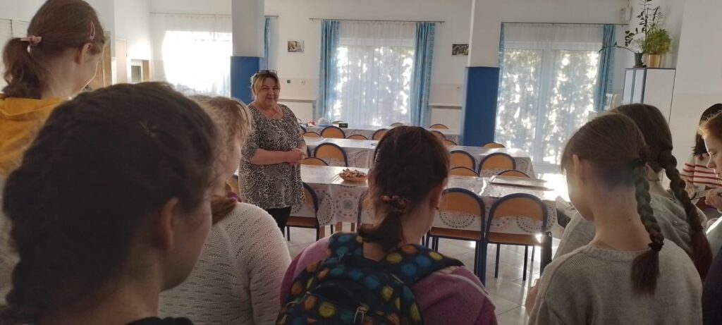Pani Beata wraz z dziewczętami na jadalni