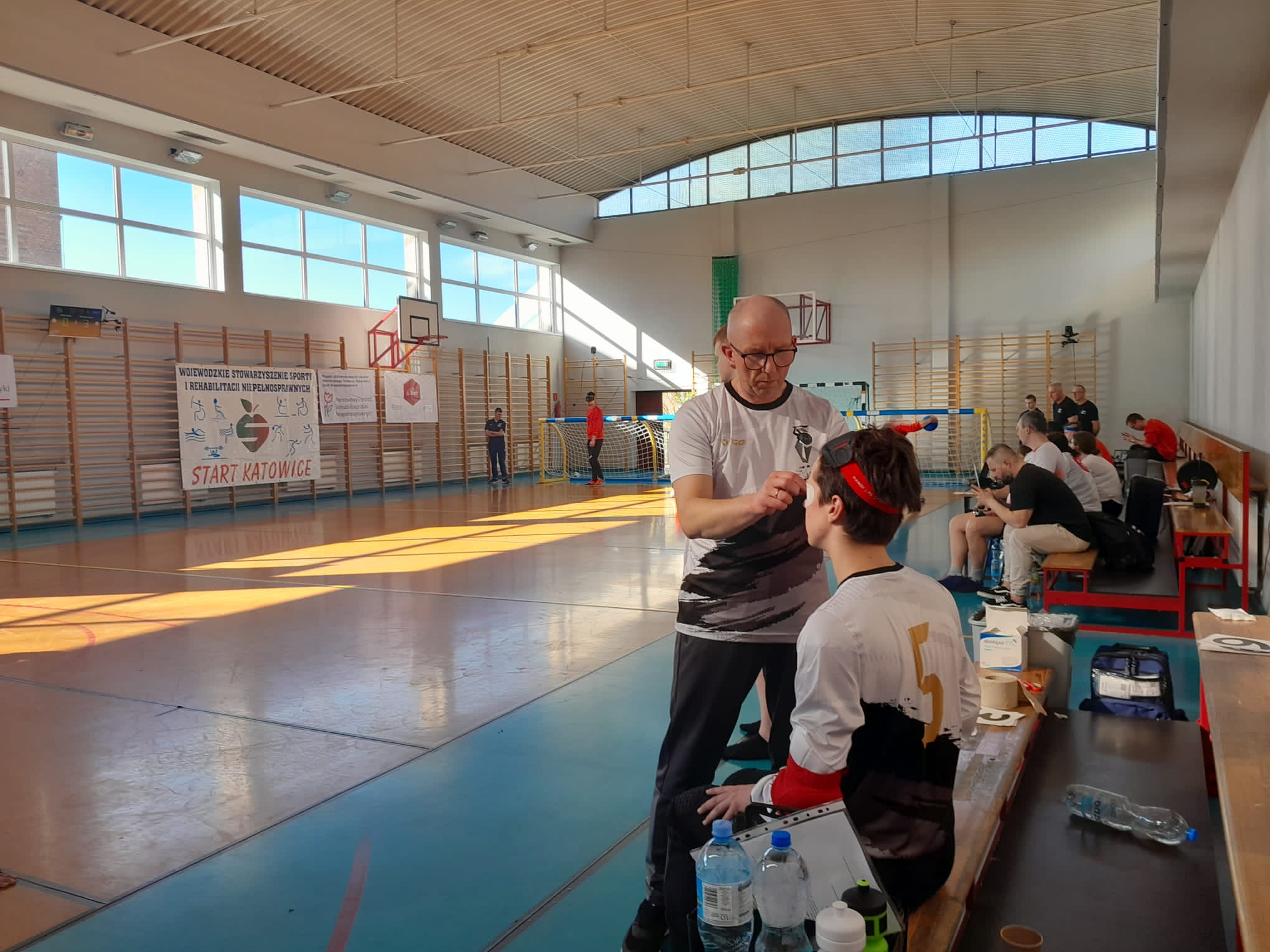 Robert Mazurek przekazuje instrukcje zawodnikom.