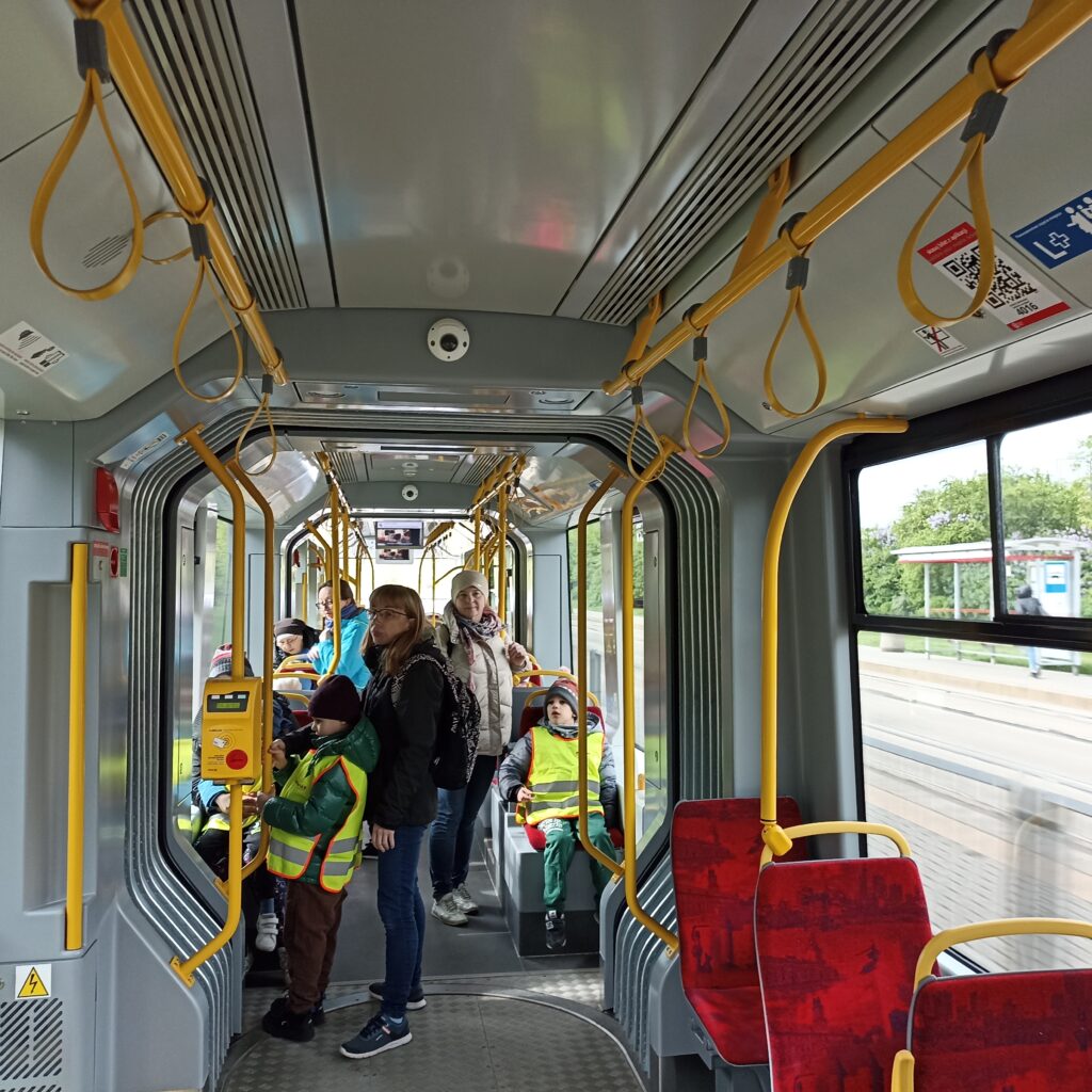 Przedszkolaki w tramwaju.