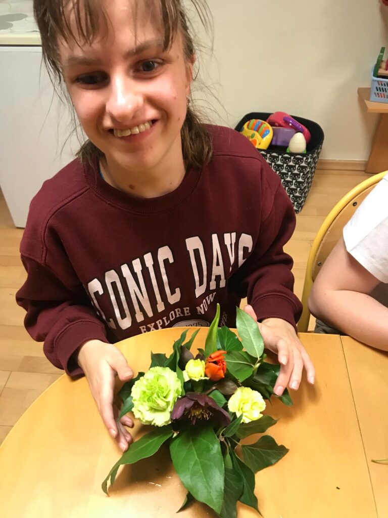 Alana ułożyła bukiet z kwiatów i liści