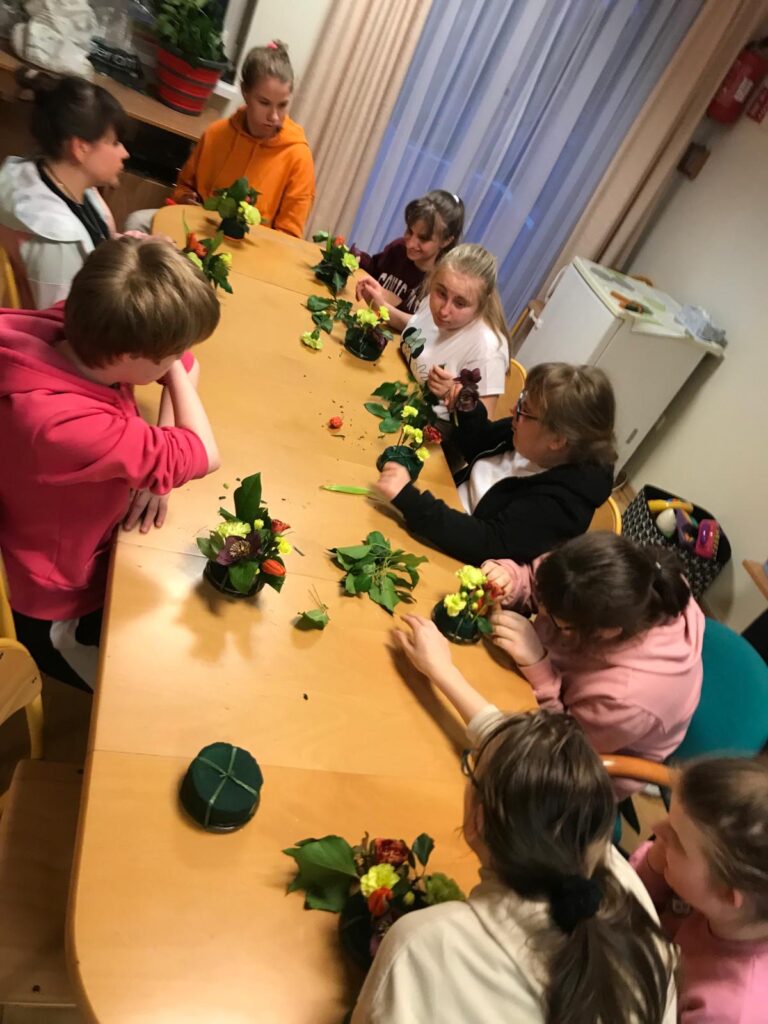 Dziewczęta w trakcie zajęć florystycznych