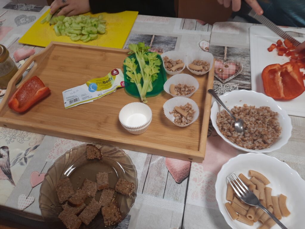 Zdrowe produkty kasza bulgur, chleb razowy, makaron razowy, seler naciowy