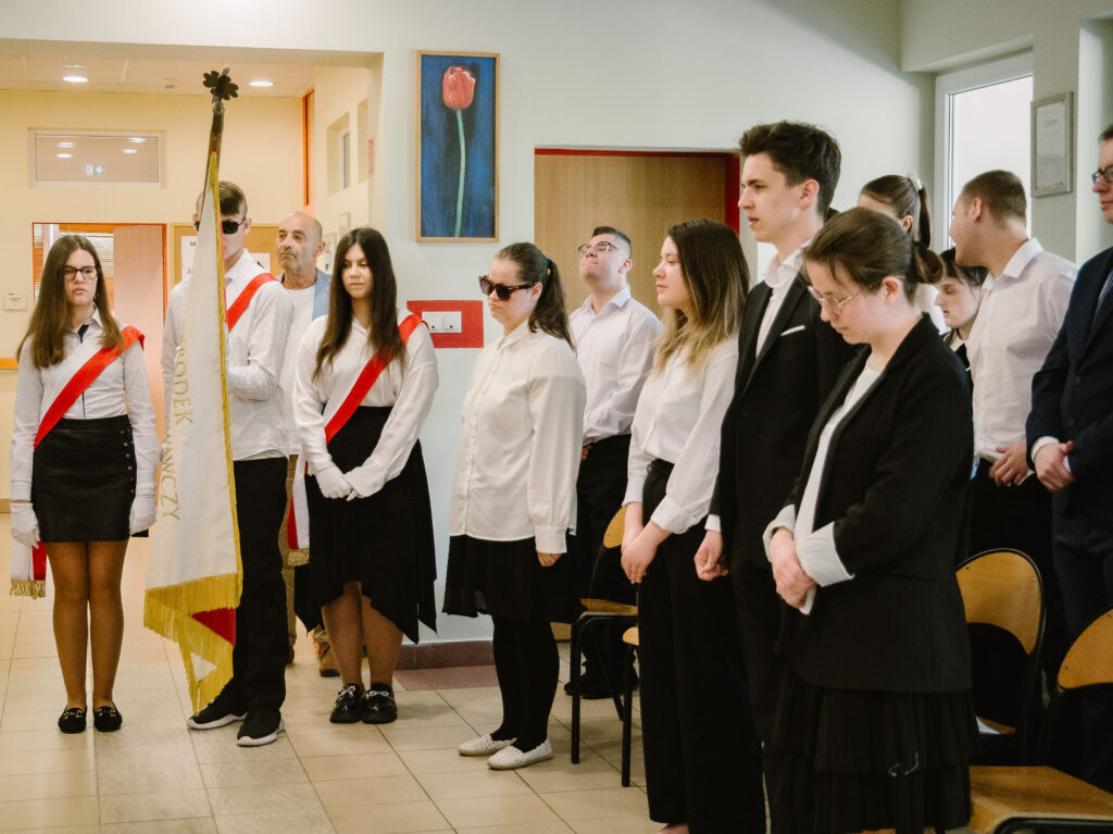 Uczniowie śpiewają hymn państwowy.