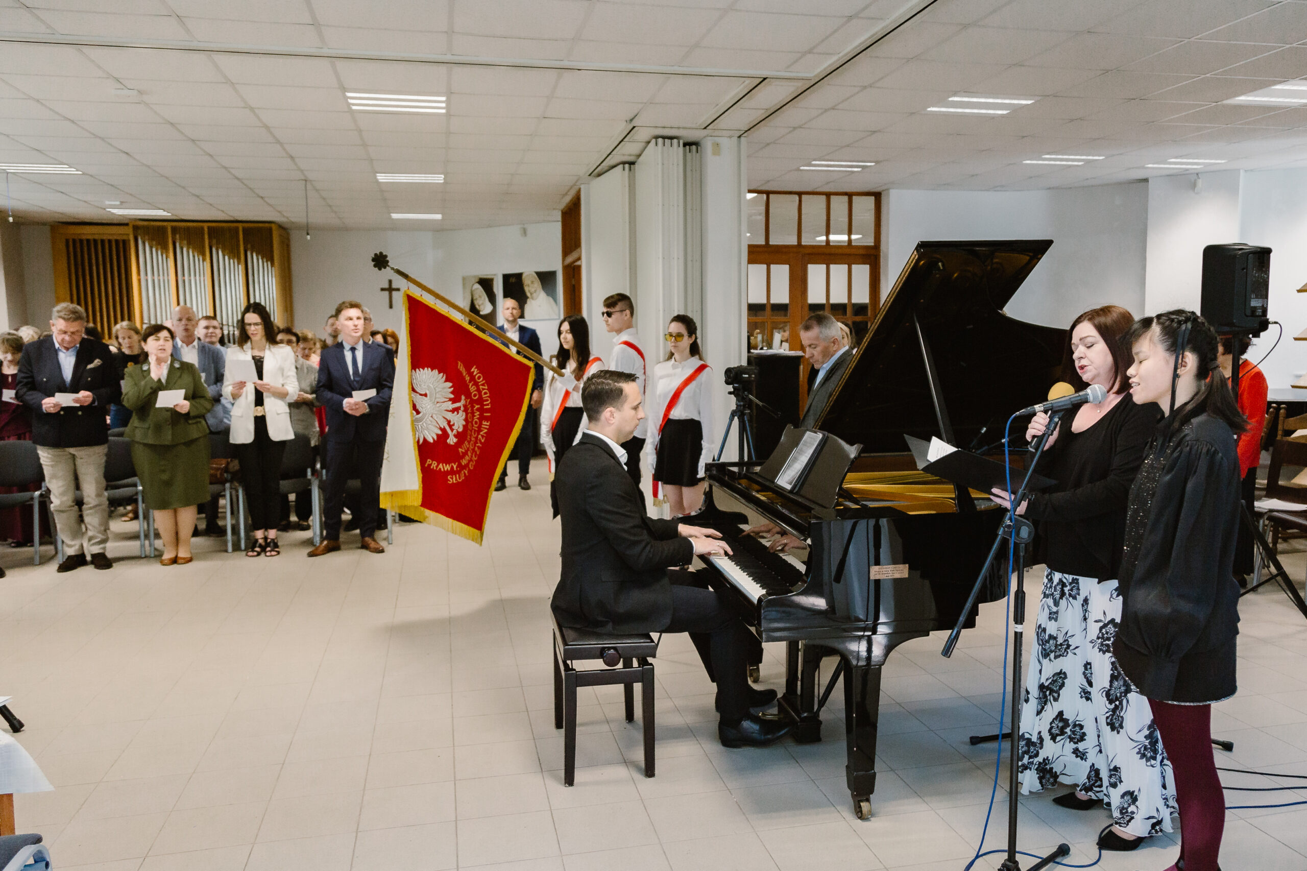 Zebrani odśpiewują hymn Polski oraz Ośrodka.
