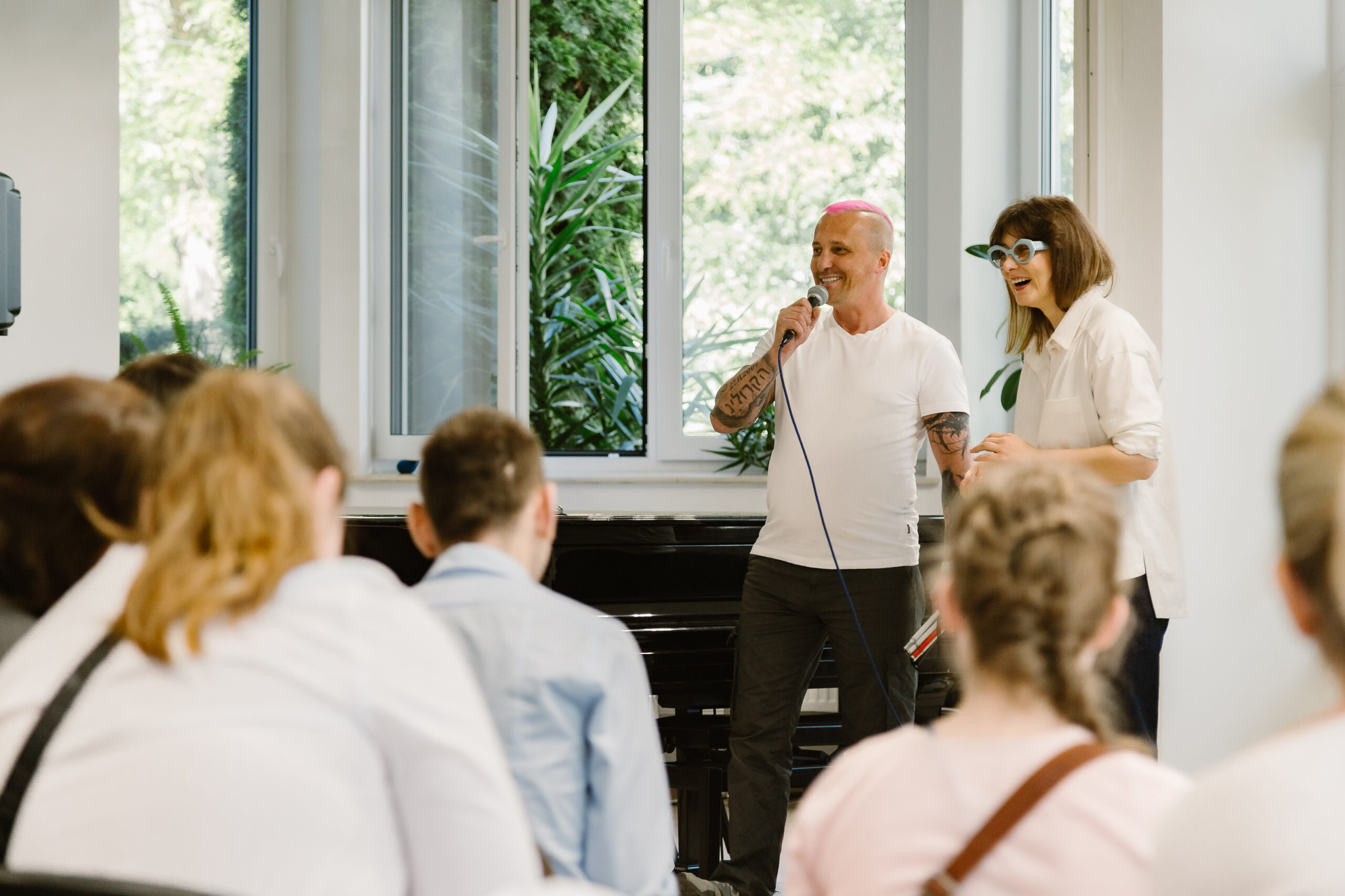Sebastian Grzywacz i Małgorzata Szumowska podczas spotkania w sali organowej.