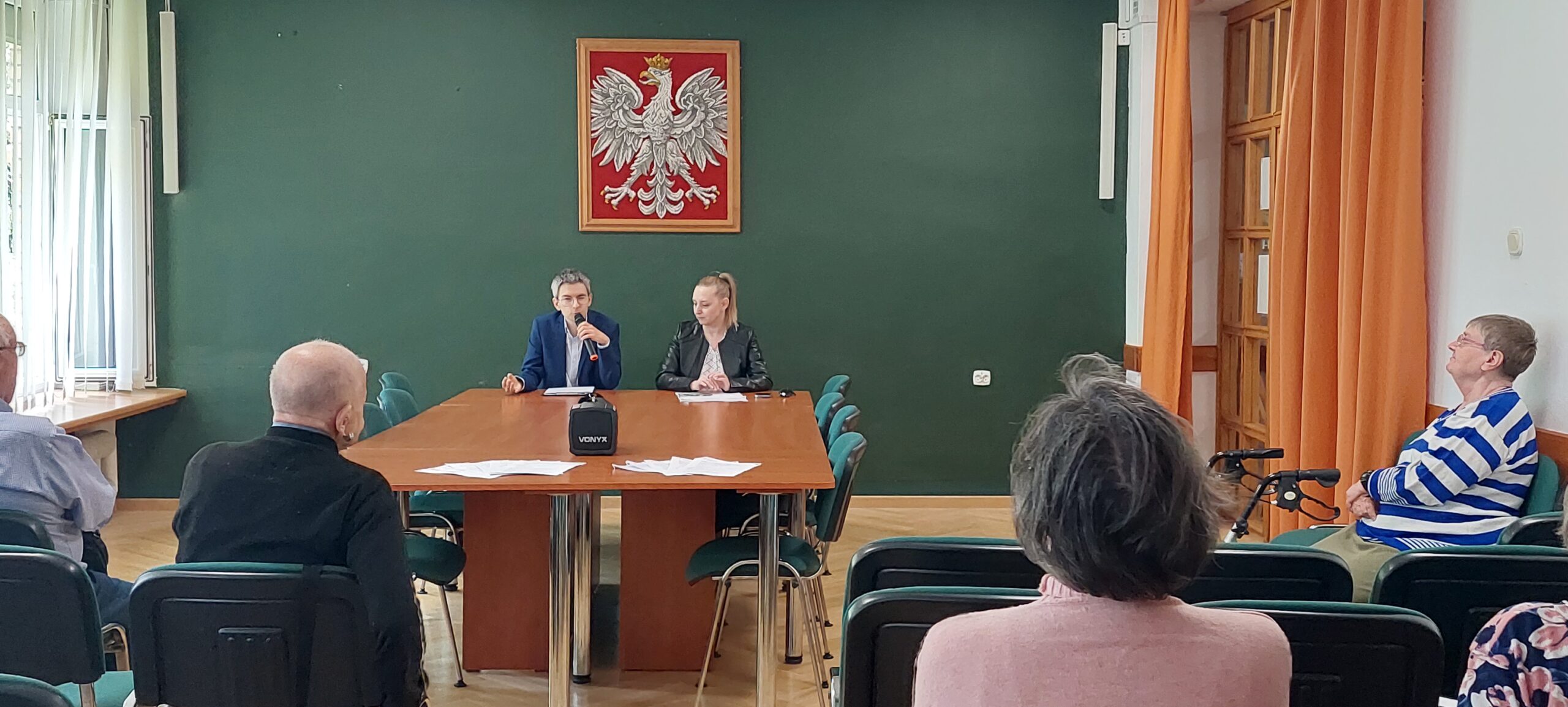 Przedstawiciele PFRON przedstawiający swoją prelekcję o możliwościo złożenia skarg na brak dostępności w miejscach publicznych