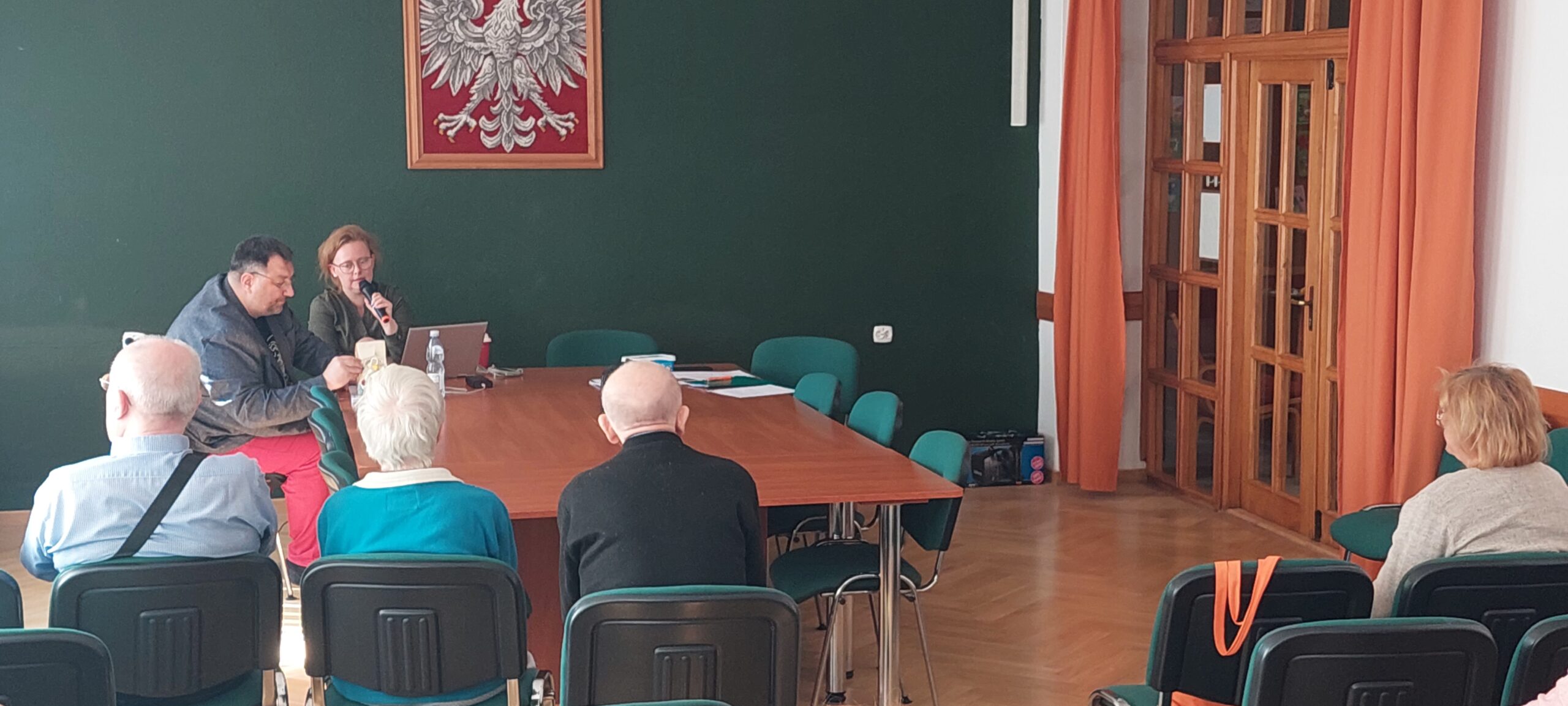 Uczestnicy słuchajacy wykładu protetyków słuchu