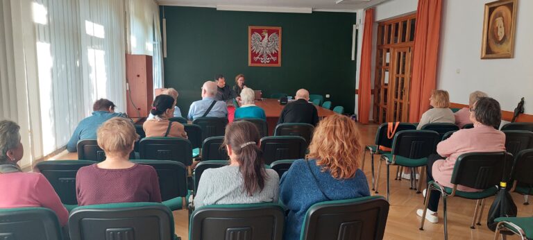 Wszyscy zebrani na sali w Domu Przyjaciół