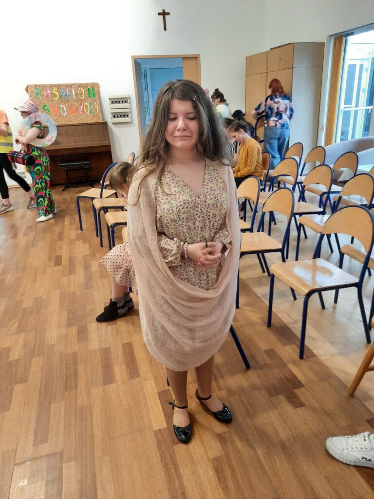 Oliwia w stroju "Nadzieja"