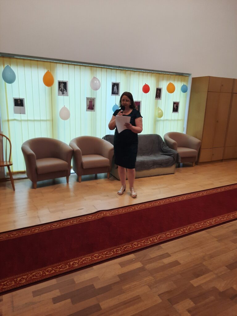 Pani Iza uroczyście rozpoczyna pokaz Fashion Show.