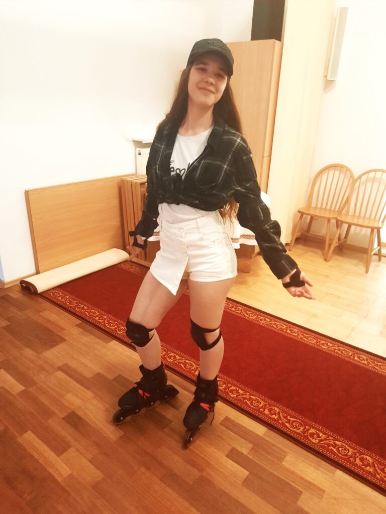 Modelka Marharyta prezentuje strój na rolki
