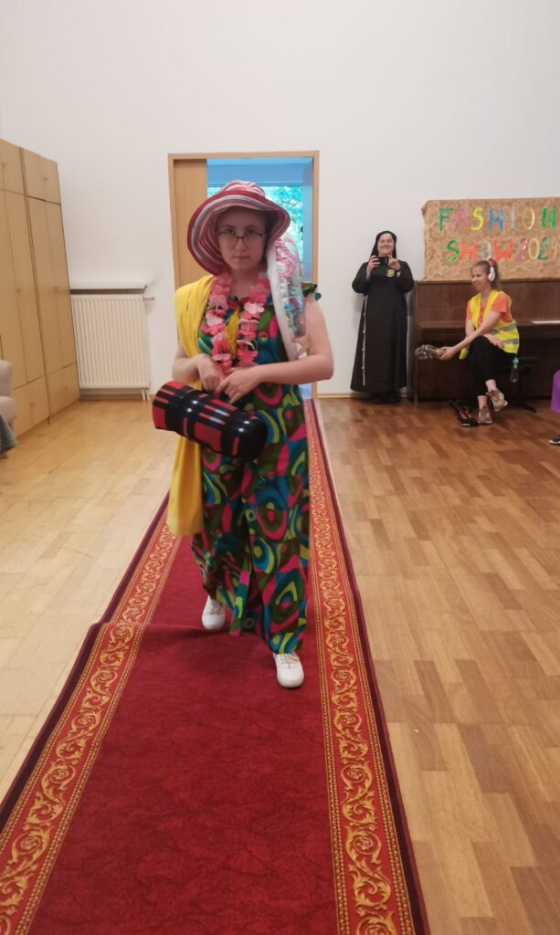 Maja prezentuje strój plażowy idąc po czerwony dywanie